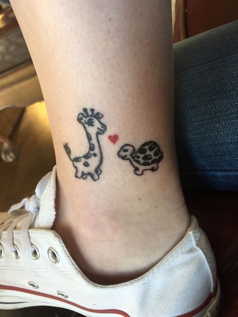 Elephant and pig Tattoo Mother Daughter, Tattoo Sister, Giraffe Tattoo, Tattoo Mother, One Tattoo, Sister Tattoo, Couples Tattoo Designs, Bff Tattoos, Turtle Tattoo