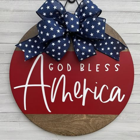 Prudent Penny Pincher, Farmhouse 4th Of July, Patriotic Door Hanger, Patriotic Diy, 4th July Crafts, Door Hangers Diy, Door Signs Diy, Fourth Of July Decor, Penny Pincher