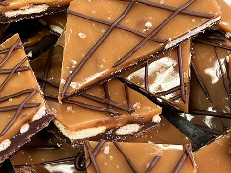 Salted Caramel Pretzel Bark — Miss Annie's Home Kitchen Salted Caramel Pretzel Bites, Caramel Pretzel Bites, Pretzel Bark Recipes, Salted Caramel Pretzel Bark, Caramel Pretzel Bark, Tailgate Foods, Kraft Caramel Bits, Xmas Goodies, Pretzel Bark