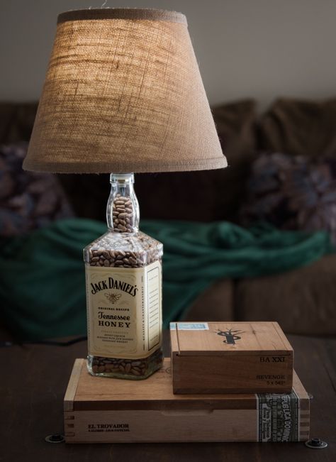 geschenke-für-männer-zum-geburtstag-selsbtgemachtes-geschenek-lampe-jeack-daniel-flasche-tischlampe Jack Daniels Lampe, Whiskey Bottle Crafts, Jack Daniels Lamp, Jack Daniels Bottle, Liquor Bottle Crafts, Table Top Lamps, Outdoor Deck Furniture, Jack Daniel, Cool Tables