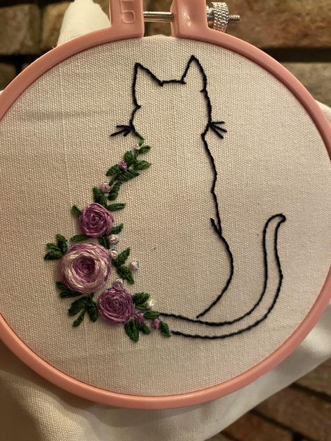 Friend Embroidery, Cat Embroidery Design, Simple Hand Embroidery Patterns, Cat Embroidery, Diy Embroidery Designs, Hand Embroidery Patterns Flowers, Basic Embroidery Stitches, Handmade Embroidery Designs, Embroidery Stitches Tutorial