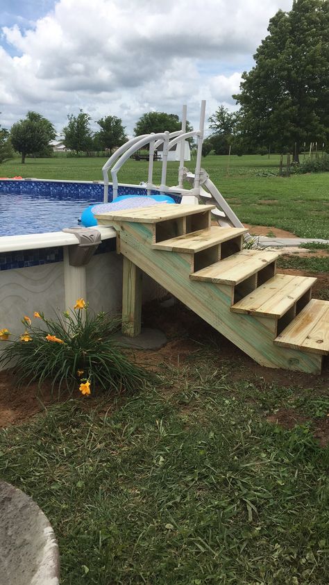 Cheap Pool Deck Ideas, Pool Area Decor, Deck Decor Ideas, Pool Deck Decor, Pool Party Decor, Above Ground Pool Steps, Inground Pool Landscaping, Piscina Intex, Pool Deck Plans