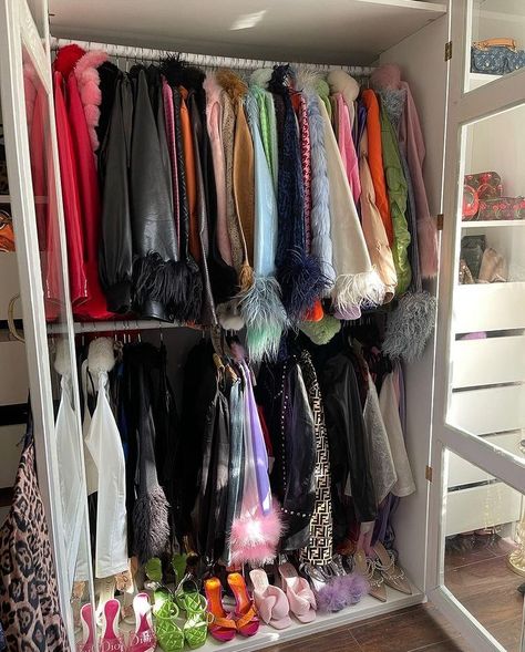 Dream Closet Room, Dream Rooms For Teens, Closet Organisation, Home Interior Accessories, Room Organisation, Closet Aesthetic, Future Of Fashion, Purple Interior, Wardrobe Room