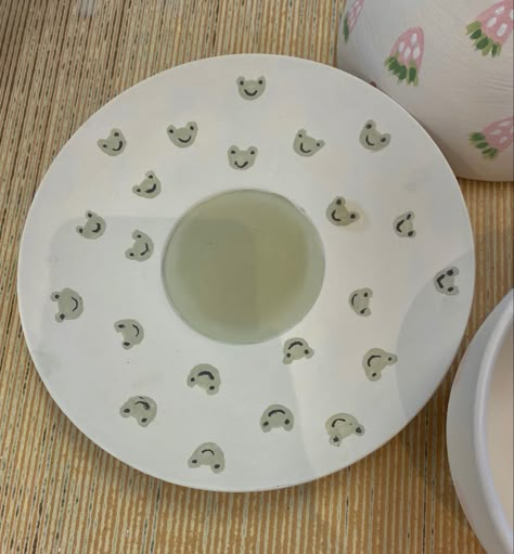 Green Painting Aesthetic Easy, Pottery Painting Ideas Frogs, Color Me Mine Ideas Inspiration Plate, Green Pottery Painting Ideas, Pottery Painting Ideas Aesthetic Easy, Cute Plates Aesthetic, Pottery Painting Ideas Aesthetic Bowl, Ceramic Art Ideas Creative Easy, Pottery Plates Ideas