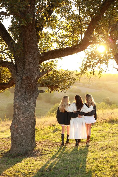 #photography #photoshoot #ideasforphoto #ideas #friendship 3 Sister Picture Ideas, Older Sisters Photo Shoot, Adult Sisters Photoshoot, 3 Sisters Photoshoot Poses, Sister Photo Shoot Ideas, 3 Sister Photoshoot, Sister Photography Poses, Sister Photoshoot Ideas, Sisters Photography Poses