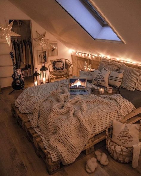 Home ideas • Instagram Bedroom Pics, Dream Bedroom Inspiration, Deco Studio, Bedroom Decor Cozy, Attic Bedroom, Redecorate Bedroom, Cozy Room Decor, Dream Room Inspiration, Room Makeover Bedroom