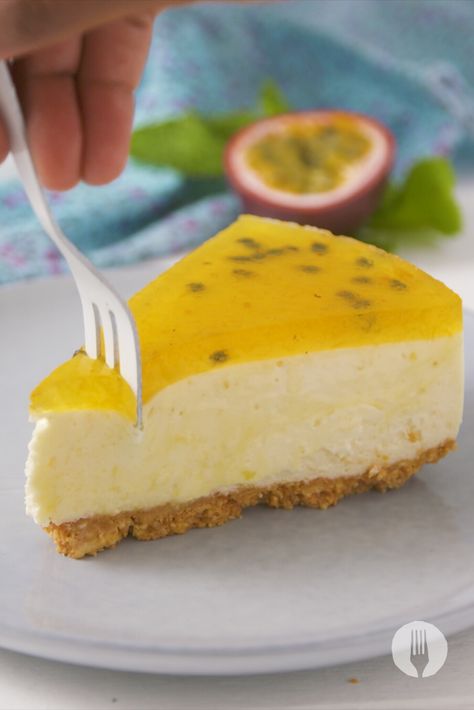 A frrrruity granadilla cheesecake that requires NO BAKING and very little prep time 💃 Granadilla Cheesecake, Fridge Cheesecake, Lemon Sandwich, Jelly Cheesecake, Foodies Of Sa, Cheescake Recipe, Cookie Recipes Decorating, Lemon Cheesecake Recipes, Sandwich Biscuits