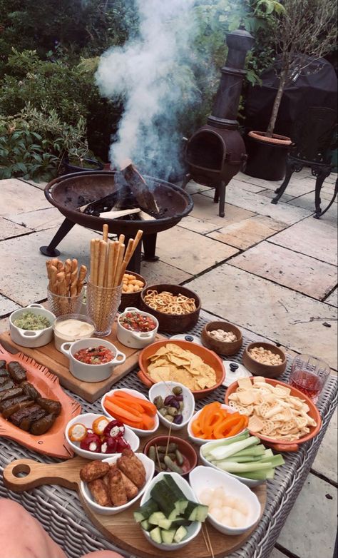 Summer Bonfire Party Ideas, Fire Pit Snacks, Bonfire Recipes, Rooftop Bbq Party, Bonfire Pit, Bonfire Foods, Bonfire Essentials, Bbq Evening, Bonfire Bachelorette Party