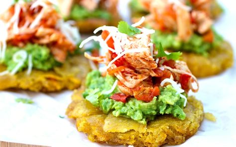 Patacones with Shredded Chicken and Avocado (Patacones con Pollo Desmechado y Aguacate) Chicken And Avocado, Latin American Food, Colombian Food, Finger Foods Easy, Cold Appetizers, Finger Food Appetizers, Latin Food, American Food, Shredded Chicken