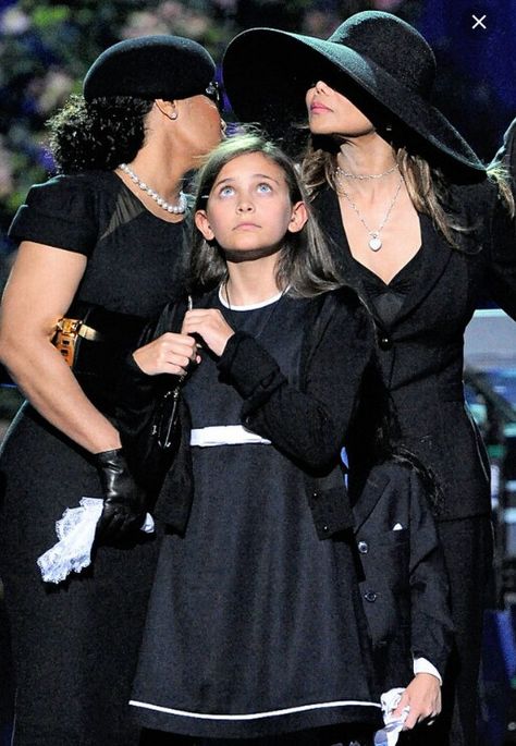 Janet & LaToya Jackson With Niece Paris Jackson Michael Jackson Kids, Michael Jackson Scream, Michael Jackson Daughter Paris, Michael Jackson Janet Jackson, Latoya Jackson, Prince Michael Jackson, Mj Kids, Tito Jackson, Michael Jackson Daughter