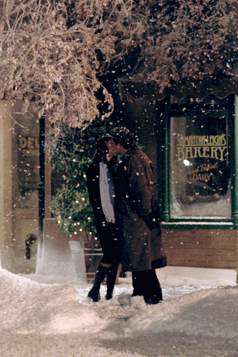 Two people in the middle of the snow in Stars Hollow in Gilmore Girls. Lorelai Gilmore Christmas, Christmas Gilmore Girls Aesthetic, Gilmore Girls Winter Aesthetic, Winter Gilmore Girls Aesthetic, Gilmore Girl Christmas, Christmas Movie Aesthetic, Christmas Romcom, Gilmore Girls Christmas, Winter Homescreen