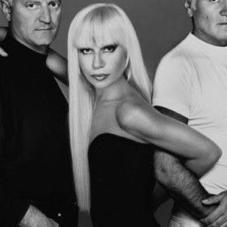 donatella versace Versace Family, Gianni And Donatella Versace, Billy Kidd, Versace Mansion, House Of Versace, Fashion Designers Famous, Versace Designer, Versace Couture, Elsa Peretti