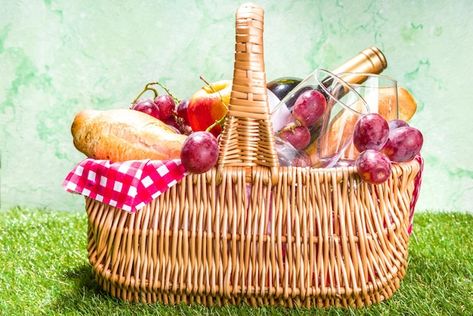 Photo picnic basket with food, wine bott... | Premium Photo #Freepik #photo #picnic-basket #picnic-food #picnic #apple-basket Picnic Basket Illustration, Wine Picnic Basket, Wicker Picknick Basket, Vintage Picknick Basket, Food Picnic, Basket Picnic, Wine Bottle Glasses, Apple Basket, Wicker Picnic Basket Vintage