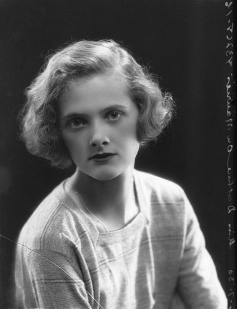 daphne DuMaurier | NPG x26607; Daphne Du Maurier - Large Image - National ... Mariska Veres, Rebecca Daphne Du Maurier, Rococo Painting, British Tv Mysteries, Eric Gill, Waterloo Bridge, Daphne Du Maurier, Famous Writers, Women Writers