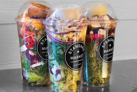 Make the night before, bring to work for an easy lunch the next day. Done. Types Of Salads, Salad Packaging, Salad Jar Recipe, Jar Salad, Mason Jar Salad Recipes, Perfect Salad, Salads To Go, 5 Minute Meals, Resep Salad