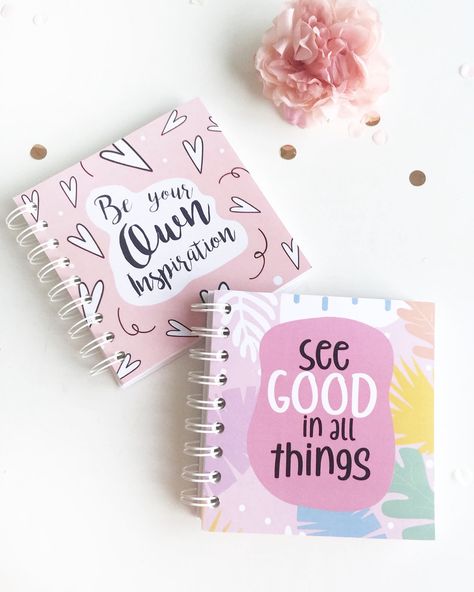 Cute notebooks Cute Small Notebooks, Mini Spiral Notebook, Mini Notebook Ideas, Planner Cover Design Ideas, Girly Stationary, College Home, Gifts Luxury, Pretty Stationery, Pretty Journals