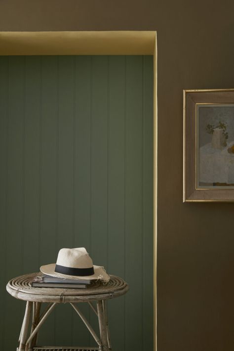 Little Greene is introducing the new “double drenching” method, making it possible to effectively transform living spaces with powerful colours. Double Drenching, Painting Baseboards, London Wallpaper, Painting Wooden Furniture, Bronze Green, Dining Room Colors, Little Greene Paint, Door Upgrade, Drawer Shelves