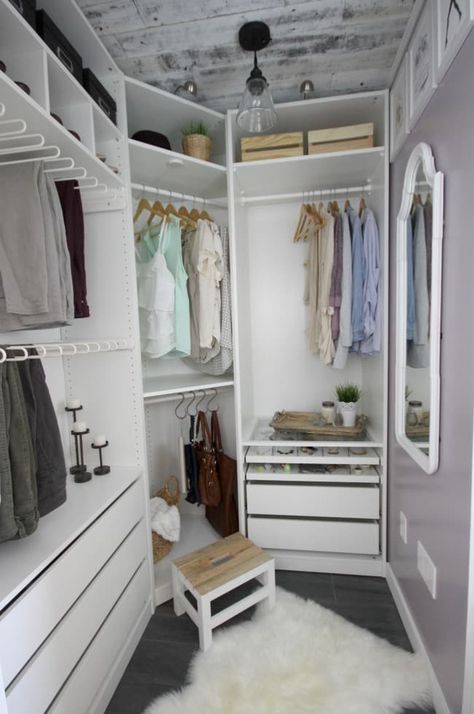 Ideas for how to organize and customize a master closet. These DIY closet ideas are sure to give you inspiration for your home! #diy #diyproject #closet #organization Diy Kast, Small Master Closet, Small Dressing Rooms, Organiser Son Dressing, Small Walk In Closet, Closet Small Bedroom, Dressing Room Decor, Walking Closet, Walk In Closet Design