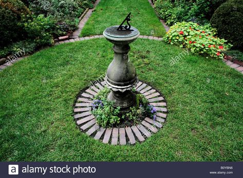 SUNDIAL ON A STONE PEDESTAL IN SHAKESPEARE GARDEN DESIGNED BY JENS JENSEN AND FOUNDED IN 1915 IN THE CHICAGO NORTHERN SUBURB OF Stock Photo Sun Dials In Gardens, How To Make A Sundial Diy, Sundials In Gardens, Kathryn Gustafson, Geoffrey Jellicoe, Jens Jensen, Claude Cormier, Martha Schwartz, Wooden Ceiling Light