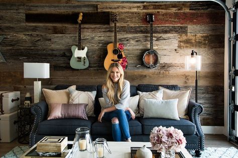 That Wall! Nashville Decor, Nashville Style, Kelsea Ballerini, Country Music Stars, Country Music Singers, Country Stars, Country Artists, Celebrity Houses, Country Singers