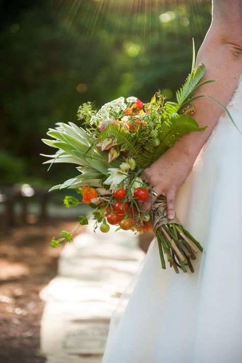 Bridal bouquet with tomatoes Tomato Bouquet, Tomato Farm, Tomato Vine, Wedding Collage, Tomato Farming, Wedding Flowers Summer, Flower Inspiration, Wedding Flower Inspiration, Candy Store