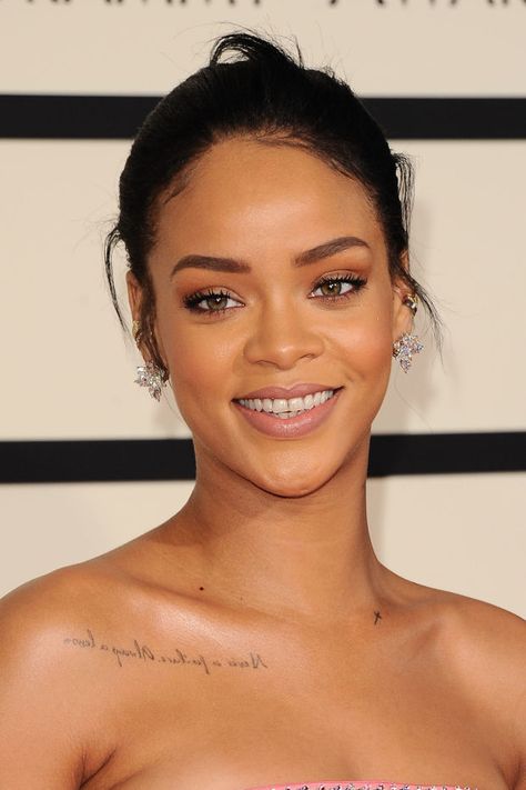 Rihanna Neck Tattoo, Rhianna Tattoos, Katy Perry Rihanna, Rihanna Tattoo, Grammys 2015, Neck Tattoos Women, Collar Bone Tattoo, Fenty Beauty, Piercing Tattoo