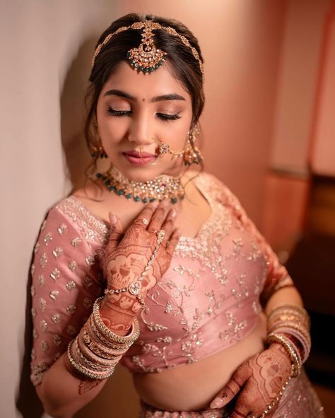 Stunning and ethereal, the bride exudes pure elegance 💗💗 Makeup and hair: @alpaparekh.artist Bride: @yashashwinigupta Shot by: @candidshutters . . . . . #alpaparekhbrides #brides #bridal #indianbride #shaadi #wedding #indianwedding #makeup #makeupartist #makeupartistsworldwide #hair #hairstyle #insta #instagood #instagram No Makeup Makeup Bridal Look, Seeshpati Hairstyle, Bridal Hairstyle For Big Forehead, Bridal Lehenga Hairstyle, Mathapatti Brides, Sheesh Patti Hairstyles, Bride Hairstyles Indian Wedding, Indian Bride Hairstyles, Hair Tikka