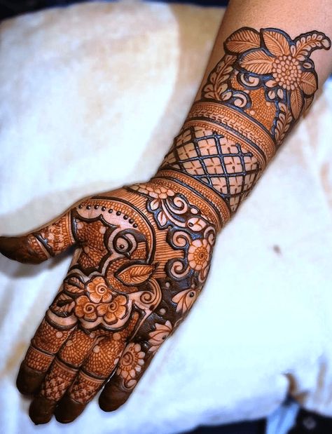 Sider Mehndi Design Latest, Half Hand Mehndi Design Latest, Indo Arabic Mehendi Designs For Hands, Dark Mehndi, Latest Mehndi Designs Wedding, Eid Special Mehndi Design, Traditional Mehndi Designs, Peacock Mehndi Designs, Mehandhi Designs