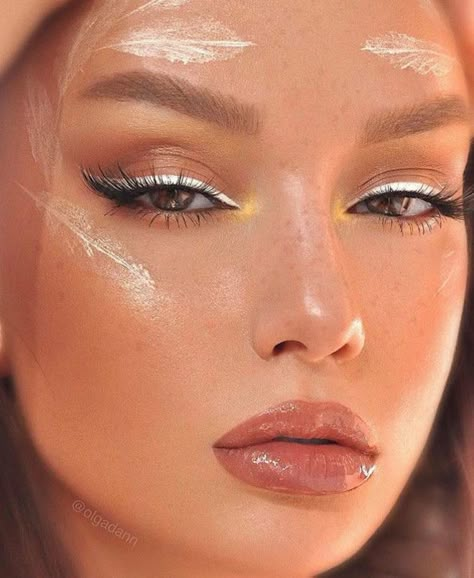 white eyeliner White Eyeliner Makeup, Makeup Cantik, Angel Makeup, Eyeliner Designs, Dramatic Eye Makeup, Videos Aesthetic, White Makeup, White Eyeliner, Hot Makeup