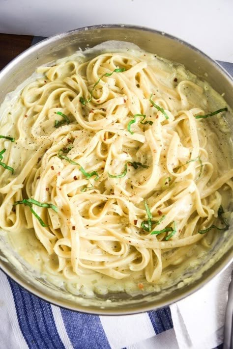 One Pot Creamy Garlic Pasta | yupitsvegan.com. Easy vegan fettuccine alfredo-style pasta dish that all cooks together in one pot.