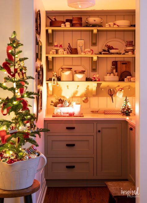 Catholic Christmas Decorations, Holiday Decorating Ideas, Design My Kitchen, Cottage Interiors, Christmas Night, Christmas Display, Christmas 2020, Christmas Kitchen, Craftsman House