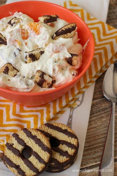 Dreamy Fudge Striped Cookie Dessert. This Dreamy Fudge Striped Cookie Dessert is very aptly named.  It’s fluffy and sweet and every bite is a little piece of heaven! #cookiedessert #dessertrecipes #dessertideas Cookie Salad, Fudge Stripe Cookies, Photo Food, Dessert Salads, Best Dessert Recipes, Cookie Desserts, Polenta, No Bake Desserts, Dessert Recipes Easy