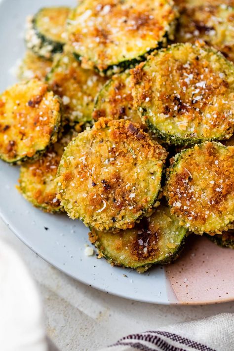 Cheesy, crispy oven-baked zucchini chips are the best way to eat your veggies! They're easy to make and impossible to resist. Hors Dourves, Oven Baked Zucchini, Baked Zucchini Chips, Zucchini Chips Recipe, Zucchini Recipes Baked, Gluten Free Panko, Holiday Meal Planning, Zucchini Chips Baked, Baked Zucchini