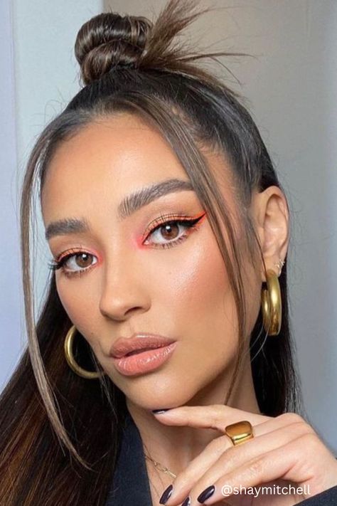 Shay Mitchell Summer Makeup Look - 30 Summer Makeup Looks for 2023: Colorful + Glowy Makeup Ideas Colorful Eyeshadow Palette, Mekap Mata, Long Hair Trends, Eye Makeup Looks, Celebrity Makeup Looks, Summer Makeup Looks, Smink Inspiration, Celebrity Hair Stylist, Spring Makeup