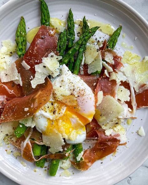 Food52 on Instagram: "Make. This. Tomorrow. Morning. Charred asparagus, prosciutto, and poached egg with parmesan shavings from @hans.hungry! Head to her profile for details on this simple, stunning breakfast. #f52community #f52grams" Asparagus Breakfast, Asparagus Prosciutto, Asparagus Egg, Prosciutto Asparagus, Detox Foods, Italian Menu, Italian Breakfast, Southern Recipes Soul Food, Poached Egg