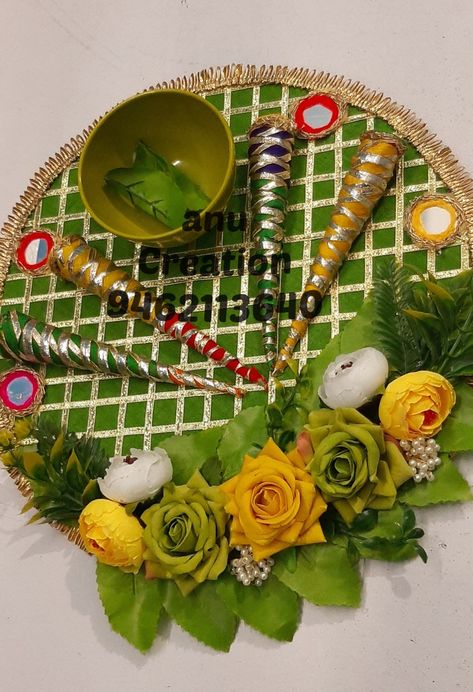 Mehndi Thali Decoration Ideas Pakistani, Mehandi Plate Decoration, Mehandi Platter, Mehendi Platter, Pakistani Mehndi Decor, Wedding Quilling, Shadi Decoration, Mehndi Platter, Indian Outdoor Wedding Decor