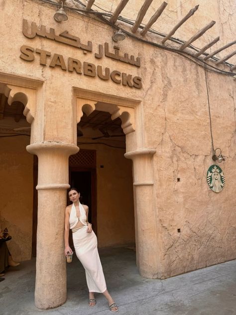 Starbucks Dubai, Dubai Desert Outfit, Desert Safari Outfit, Dubai Fashion Women, Dubai Picture Ideas, Dubai Instagram Pictures, Dubai Couple, Baddie Winkle, Dubai Photoshoot