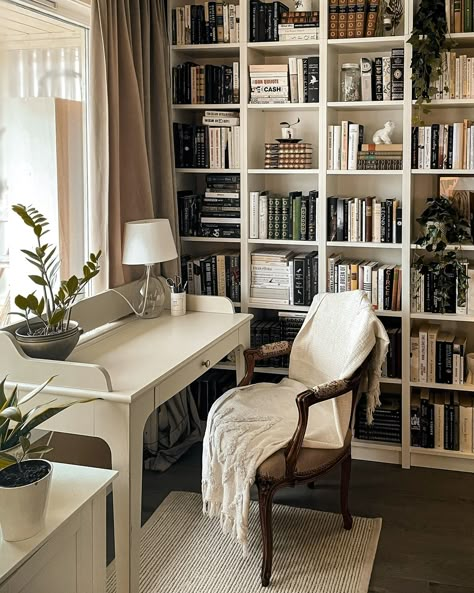 MJ | Books and cozy nooks (@themaryjaneedition) • Photos et vidéos Instagram Cozy Office Nook, Library And Office Room, Home Office Nook Ideas, Study Room Inspiration, Home Office Nook, Home Study Design, Writing Nook, Home Interior Inspiration, Cozy Nooks