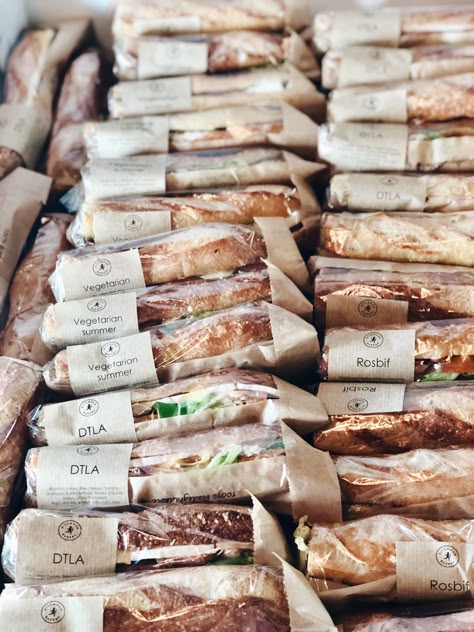 Grab And Go Sandwich Display, Business Lunch Menu Ideas, Sandwich Packaging Ideas, Sandwich Shop Ideas, Packaged Sandwiches, Box Lunch Ideas Catering Food, Takeaway Sandwich, Sandwiches Packaging, Sandwich Shop Design