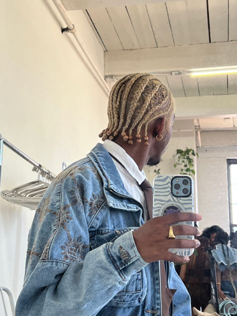 Cornrow Outfits Men, Bleached Cornrows, Blonde Cornrows Men, Blonde Braids Dark Skin Women, Dyed Cornrows Men, Blonde Braids Men, Platinum Blonde Cornrows, Blond Cornrows, Black Men Blonde Hair