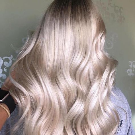 Creamy Caramel Blonde Hair, Champagne Toner For Blonde Hair, Champagne Platinum Blonde Hair, Champagne Blonde Formula, Pearl Blonde Hair Balayage, Blonde Balayage Formula, Wella Blonde Hair Color Shades, Easy Blonde Hair Color, Powder Blonde Hair