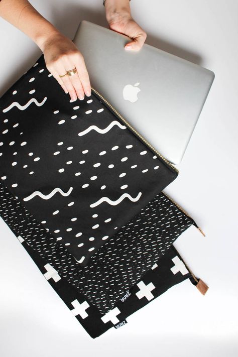 Diy Laptop Case, Diy Sy, Waves Design, Diy Laptop, Idee Cricut, Diy Bag Designs, Diy Tote Bag, Lv Bags, Creation Couture