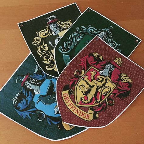 Harry Potter House Crest Printables Free, Harry Potter Houses Logo, Harry Potter House Banners, Hp Crafts, Hogwarts Decor, Harry Potter Badges, Harry Potter Library, Harry Potter Banner, Harry Potter Houses Crests