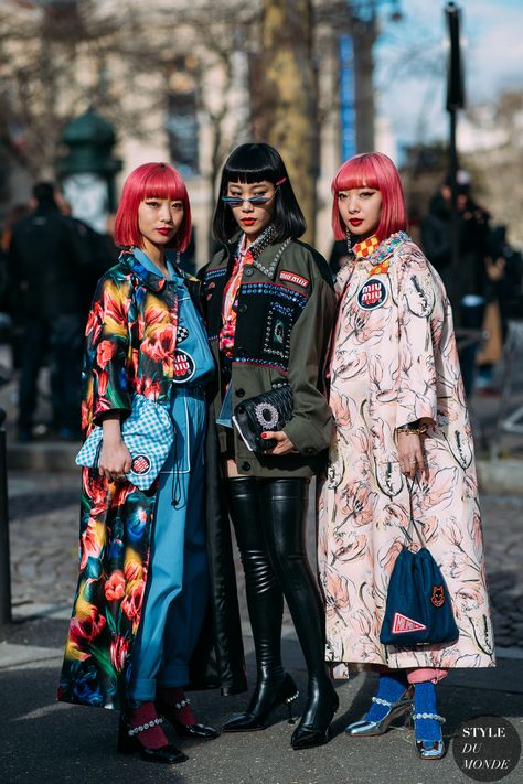 Ami, Mademoiselle Yulia and Aya by STYLEDUMONDE Street Style Fashion Photography FW18 20180306_48A1902 Girlboss Style, Maximalism Fashion, Creative Fashion Photography, Elle Fashion, Chinese Fashion Street, Layered Fashion, Maximalism, Street Fashion Photography, Paris Street Style