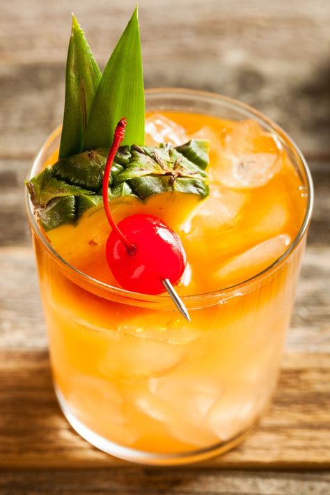 The BEST Classic Mai Tai Cocktail Recipe Virgin Mai Tai, Mai Tai Drink, Mai Tai Cocktail Recipes, Classic Manhattan Cocktail, Manhattan Cocktail Recipe, Mai Tai Recipe, Mai Tai Cocktail, Types Of Oranges, Good Rum