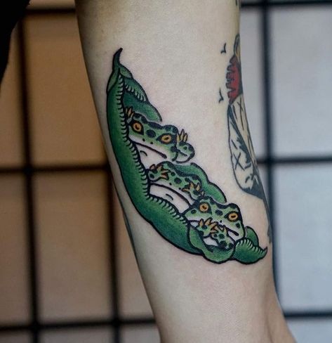 3 Frogs Tattoo, Traditional Tattoo Dark Skin, Clown Frog Tattoo, Trad Frog Tattoo, Weird Traditional Tattoo, American Traditional Animals, American Traditional Frog Tattoo, Frog Tattoo Traditional, Traditional Insect Tattoo