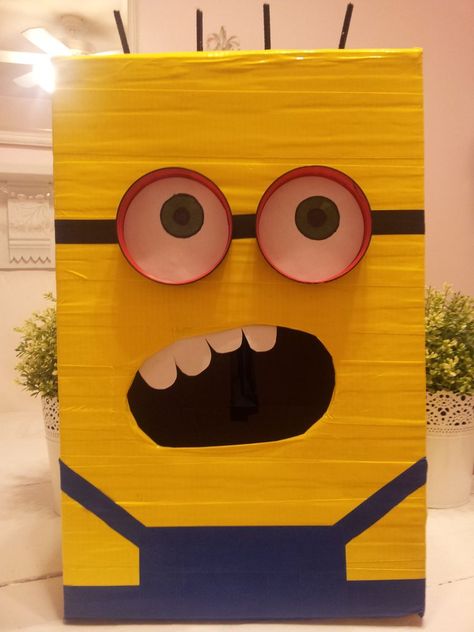 Despicable Me Minion Valentines Day Box!So cute and easy! Minion Valentine, Valentines Card Holder, Valentines Day Box, Diy Valentines Box, Kids Valentine Boxes, Valentine Card Box, Valentine Mailbox, Valentine Day Boxes, Creative Valentines