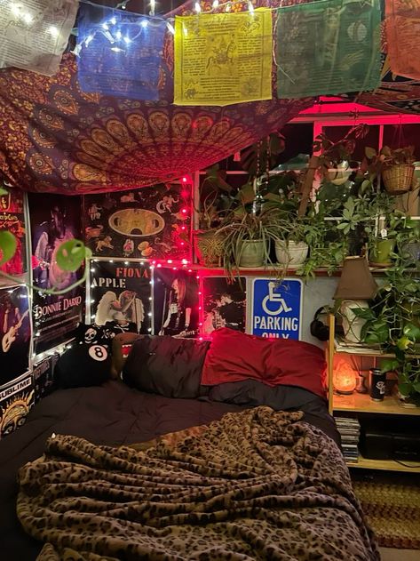 90s Grunge Aesthetic Bedroom, Ways To Make Ur Bed, Bunk Bed Bedroom Aesthetic, Minecraft Shared Bedroom Ideas, Early 200s Room Aesthetic, Scenecore Room Ideas, Boho Trippy Bedroom, Big Grunge Bedroom, Y2k Room Inspo Grunge