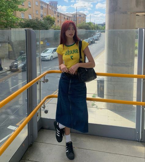 Midi Skirt For Short Women Outfit, Outfit With Long Jean Skirt, Midi Denim Skirt Outfit Aesthetic, Denim Skirt Midi Outfit, Denim Midi Skirt Outfits, Long Skirt Outfits Denim, Bloquette Outfits, Denim Skirt Outfit Midi, Long Skirt Jeans Outfit