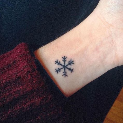 Snowflake tattoo - where would you put this? #justsmalltattoos @_lillen Dr Tattoo, Snowflake Tattoo, Snow Flake Tattoo, Tattoo Placements, Sagittarius Tattoo, Tattoo Dotwork, Disney Tattoo, E Tattoo, Diy Tattoo